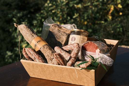 cesto regalo umbro con salumi artigianali