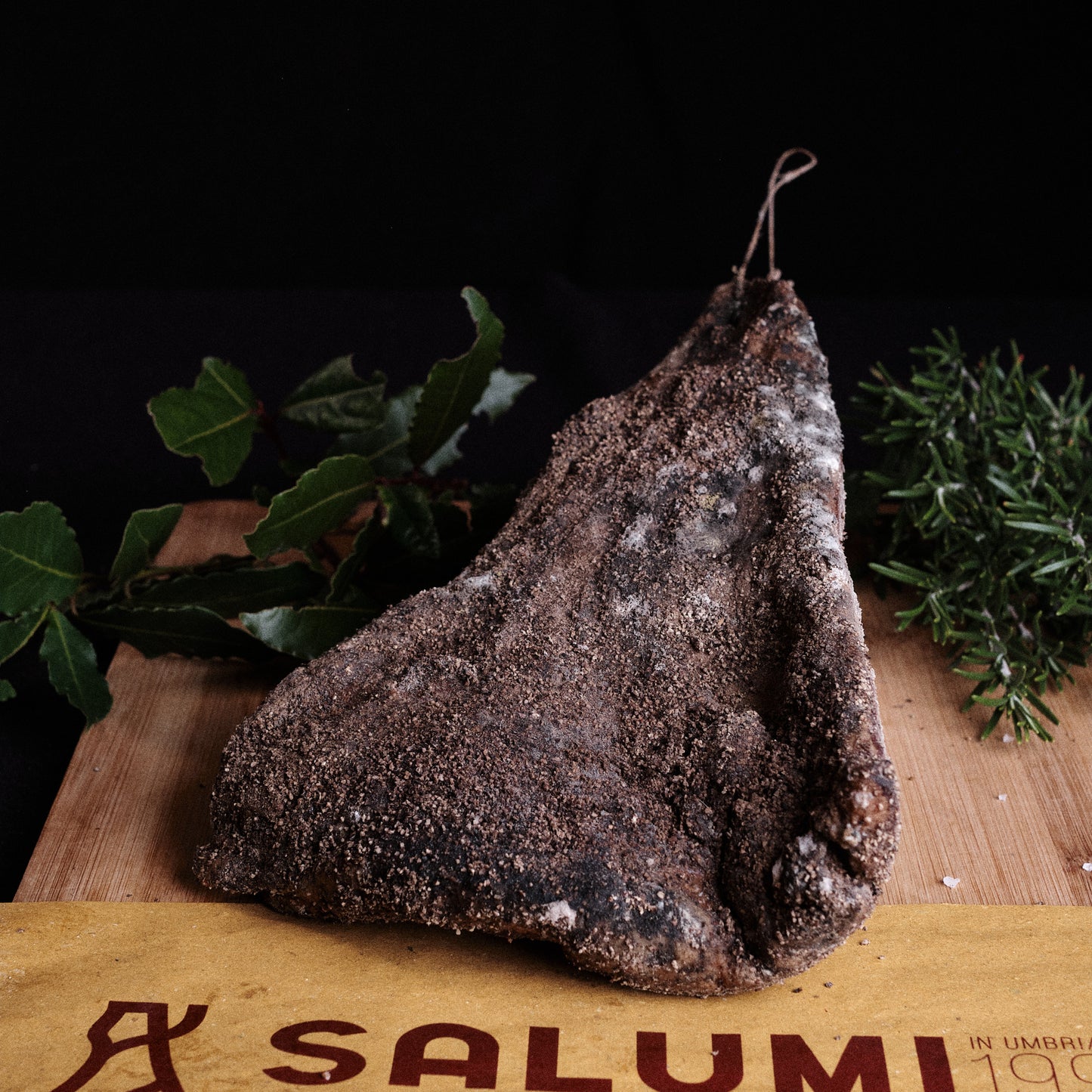 guanciale intero affumicato di maiale nero brado